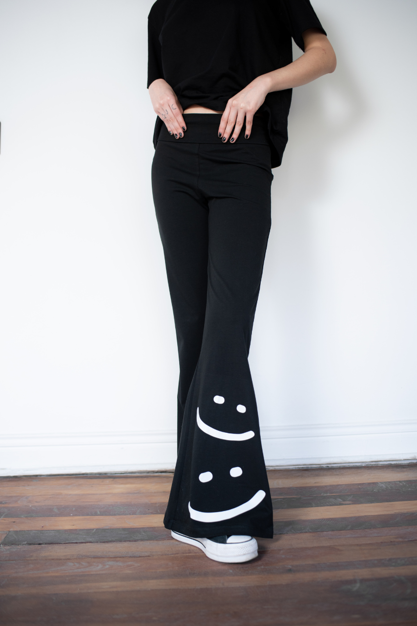 Smiley Flare Pant - Negro